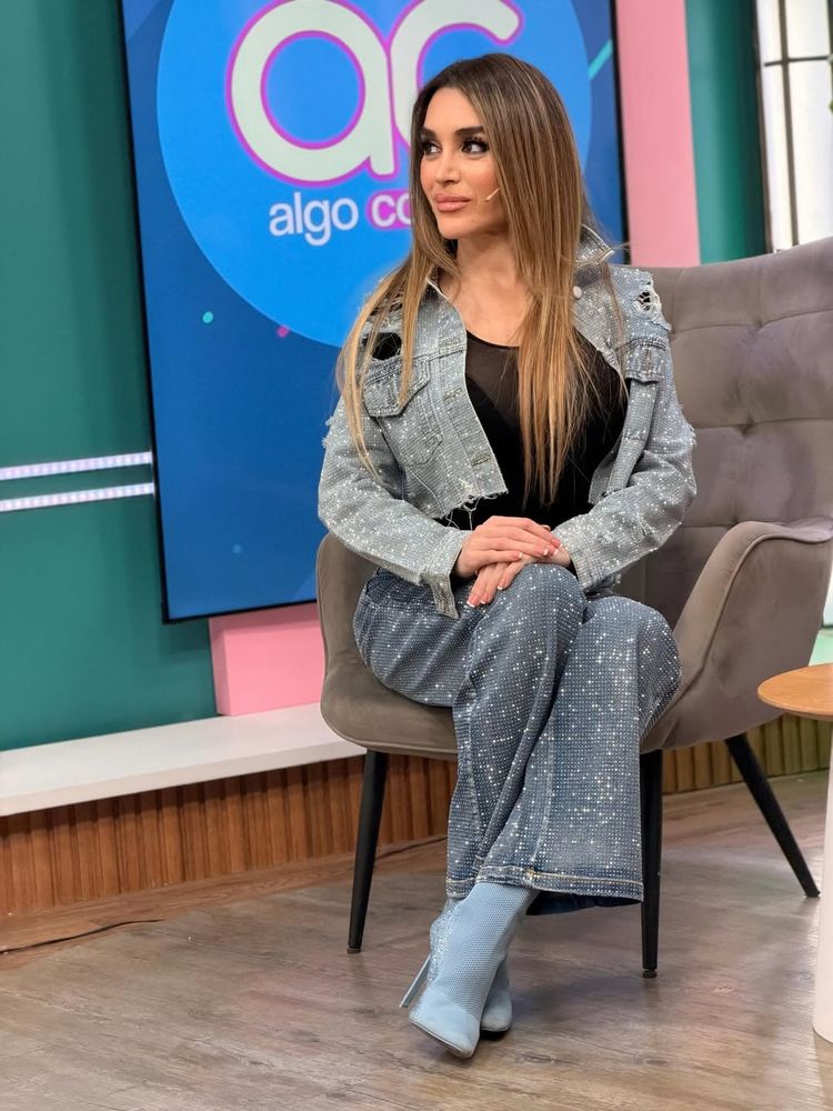 Fátima Flórez se sumó a la tendencia del total denim y arrasó con una minicampera y jean azul claro