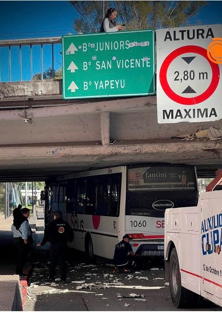 Los carteles del punte, con indicaciones visibles de la altura permitida para transitar.