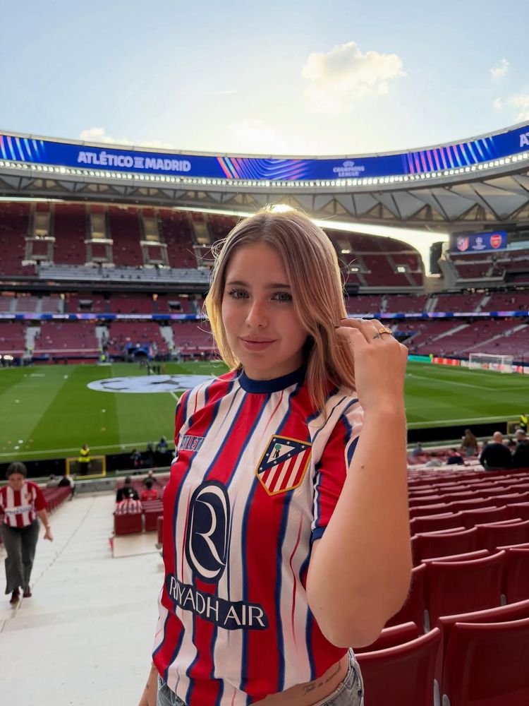 Desde la cancha, Coti Romero posó con la camiseta y se declaró hincha del Atlético de Madrid