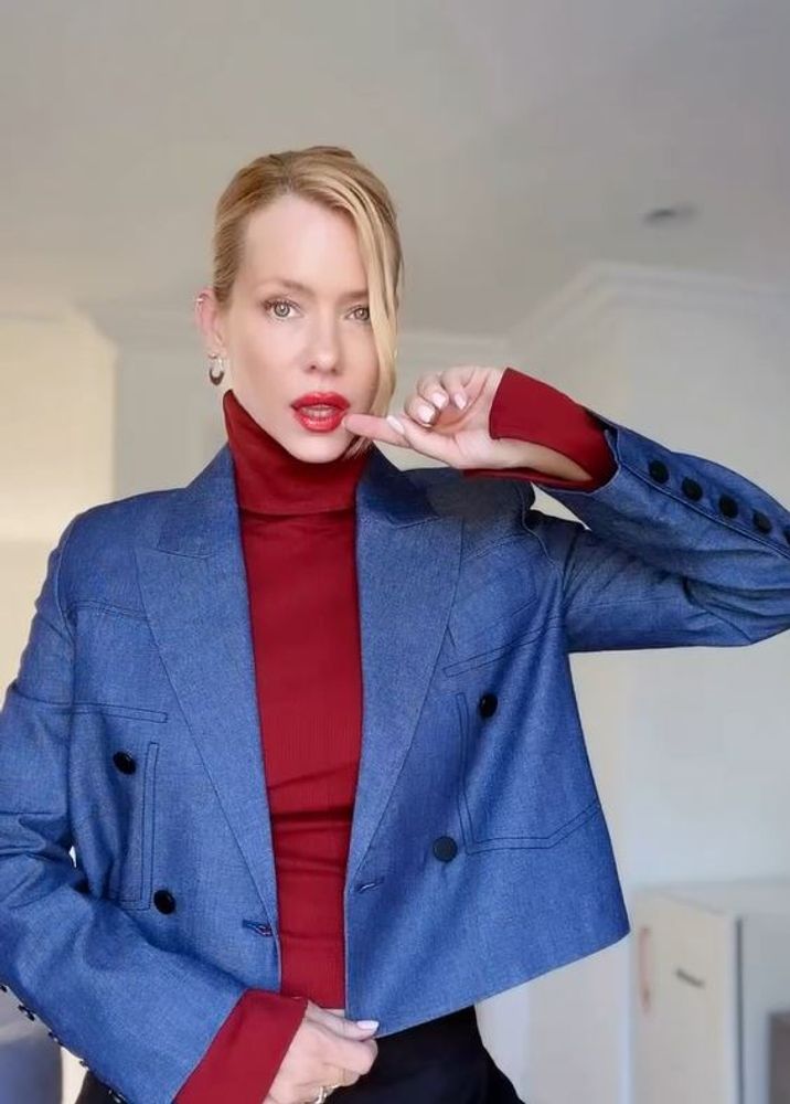 Nicole Neumann eligió la combinación perfecta de colores y marcó tendencia con un look sastrero
