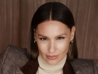 Reina fashionista: Pampita reinventó la clásica camisa blanca y la convirtió en un look de gala