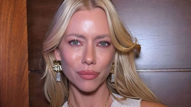 Nicole Neumann eligió el estilo boho chic de la temporada y marcó tendencia con las gafas virales