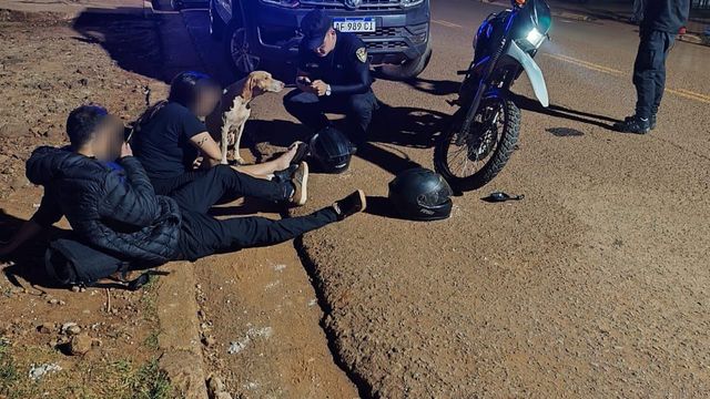 Una pelota provocó un despiste y dejó dos jóvenes heridos en Eldorado.