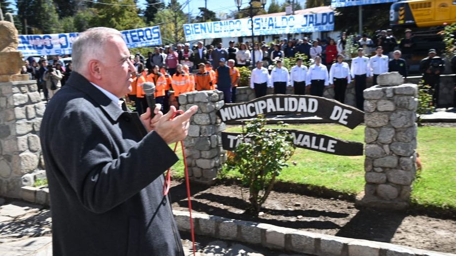 La entrega se realizó durante un acto encabezado por Osvaldo Jaldo, con la presencia de autoridades provinciales, municipales y comunales.
