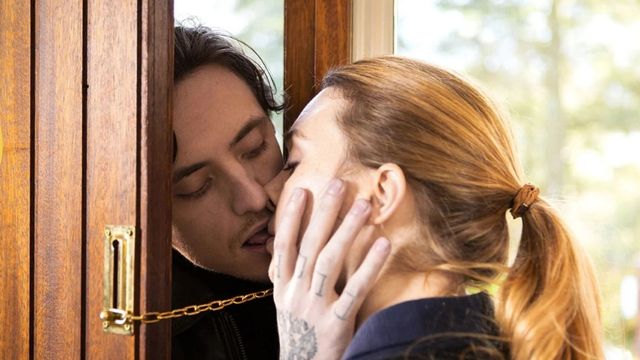 Netflix construiye la historia de un romance prohibido que nació de las memorias más íntimas de una profesora francesa.