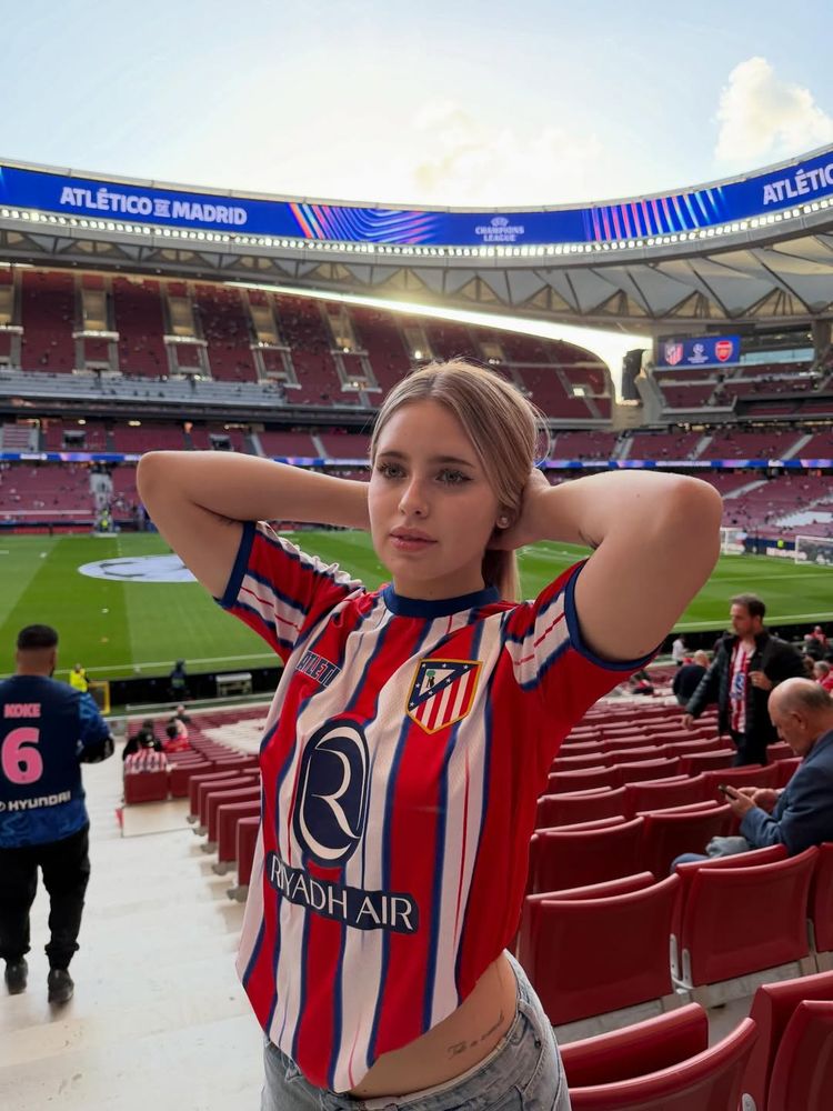 Desde la cancha, Coti Romero posó con la camiseta y se declaró hincha del Atlético de Madrid