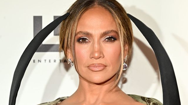 A los 56 años, Jennifer López marcó tendencia con el look deportivo viral de la temporada