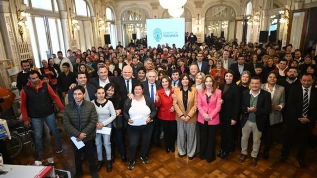 El acto se realizó en Casa de Gobierno y reunió a autoridades provinciales, municipales y comunales.