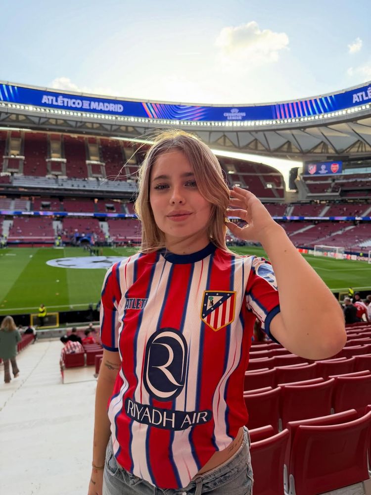Desde la cancha, Coti Romero posó con la camiseta y se declaró hincha del Atlético de Madrid