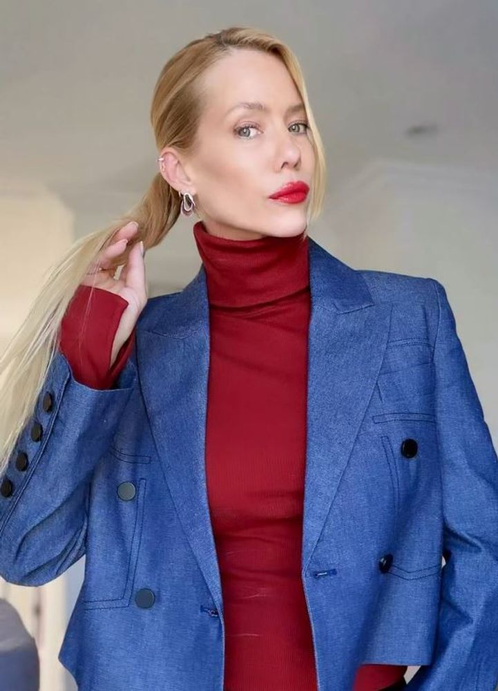 Nicole Neumann eligió la combinación perfecta de colores y marcó tendencia con un look sastrero