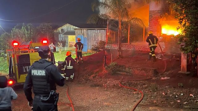 Voraz incendio destruyó una vivienda en San Vicente: no hubo heridos.