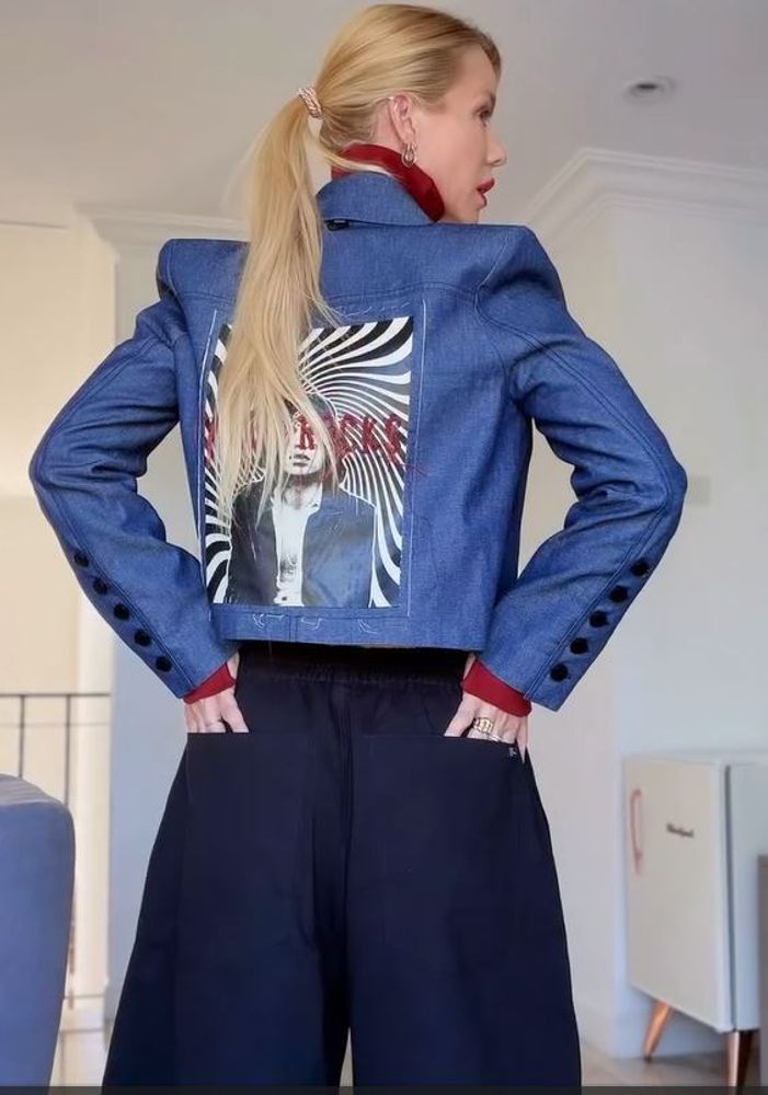 Nicole Neumann eligió la combinación perfecta de colores y marcó tendencia con un look sastrero