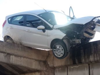 Córdoba: un auto chocó en el Hombre Urbano y quedó colgando a seis metros de altura