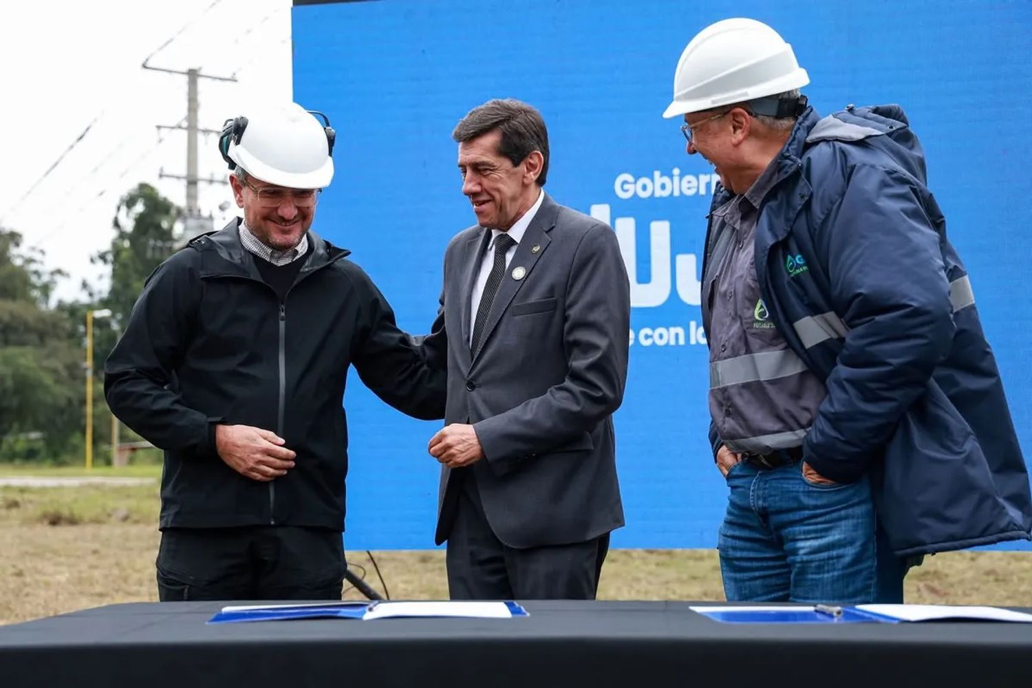 El gobernador Sadir y el ingeniero García, junto al representante de la empresa contratista, dialogan tras la firma del acta de inicio de obra para el recambio del acueducto principal que brinda servicio a 350.000 personas.