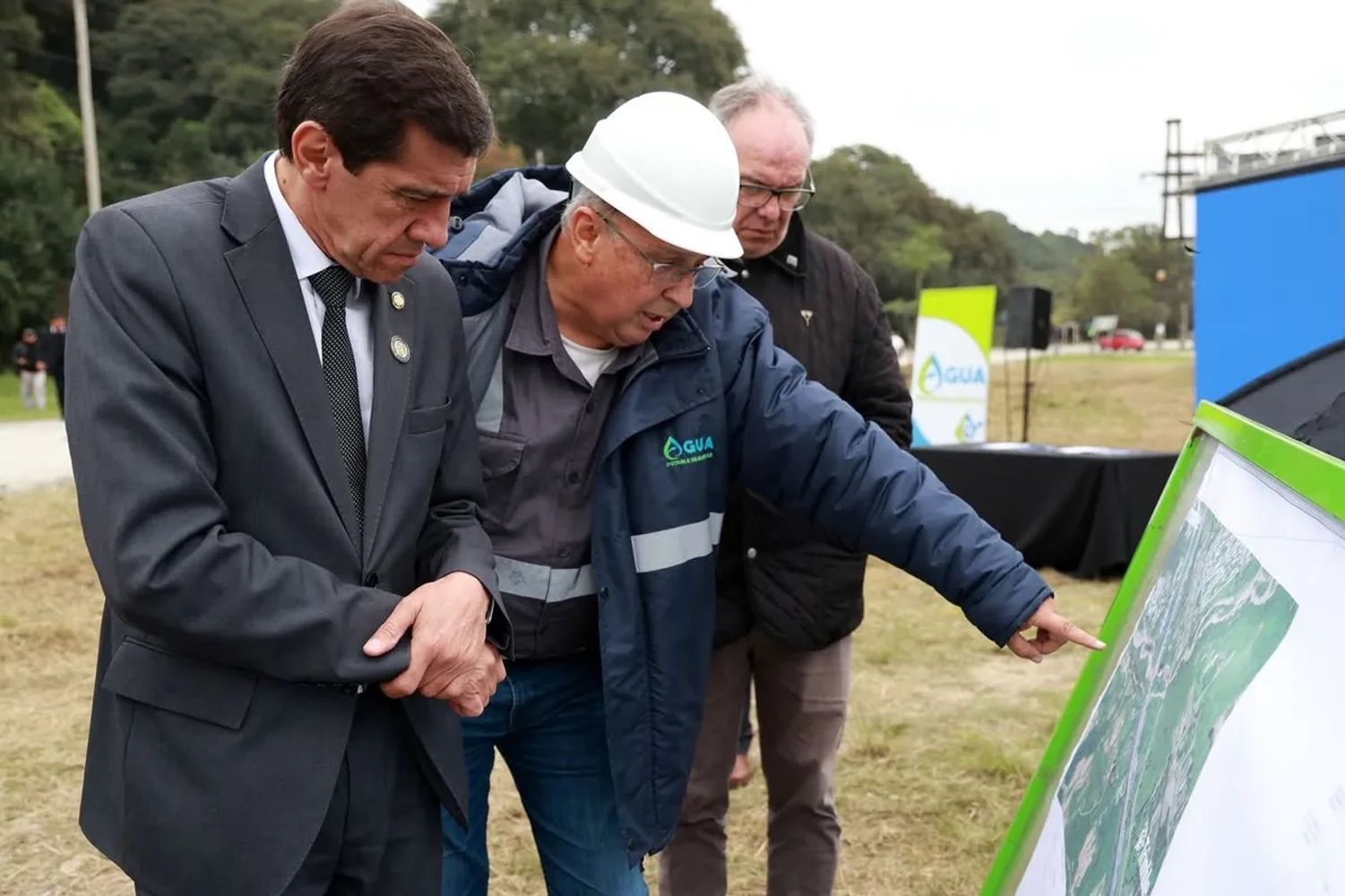 El presidente de Agua Potable y Saneamiento de Jujuy S.E., Juan Carlos García, explica al gobernador Carlos Sadir la obra de gran magnitud iniciada en el ducto que abastece al Gran Jujuy.