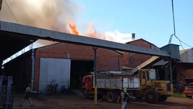 Incendio en un secadero de Jardín América: se perdieron más de 14 toneladas de yerba mate.