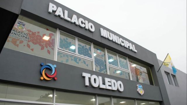 Toledo arde por un abrupto aumento de sueldo.