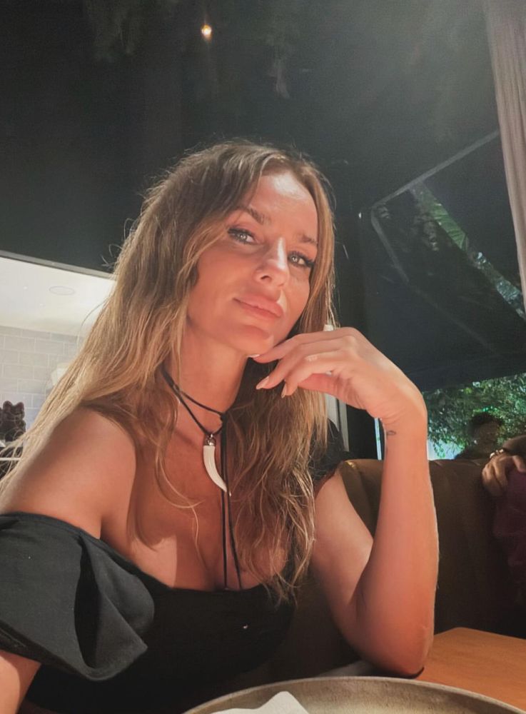 Desde las playas de Brasil, Sabrina Rojas dio cátedra de estilo con los mejores looks que eligió para su escapada romántica