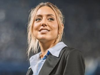 El llamativo gesto de Sofi Martínez: la periodista deportiva besó el escudo de la camiseta de un club europeo y generó polémica