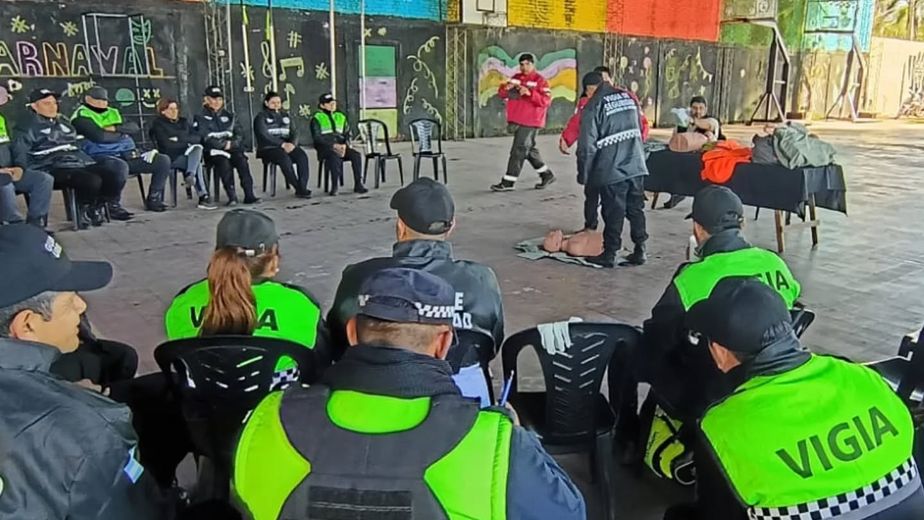 Capacitan a comunas en maniobras de emergencia y uso del desfibrilador