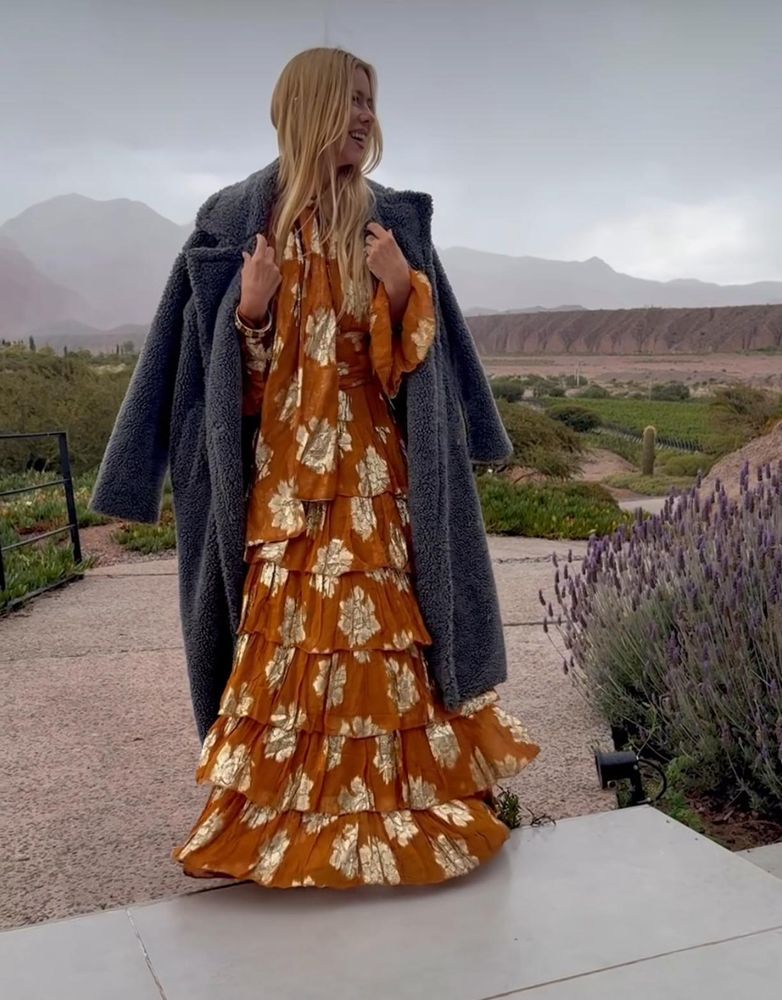 Nicole Neumann arrasó con un look boho chic y marcó tendencia con el abrigo del otoño