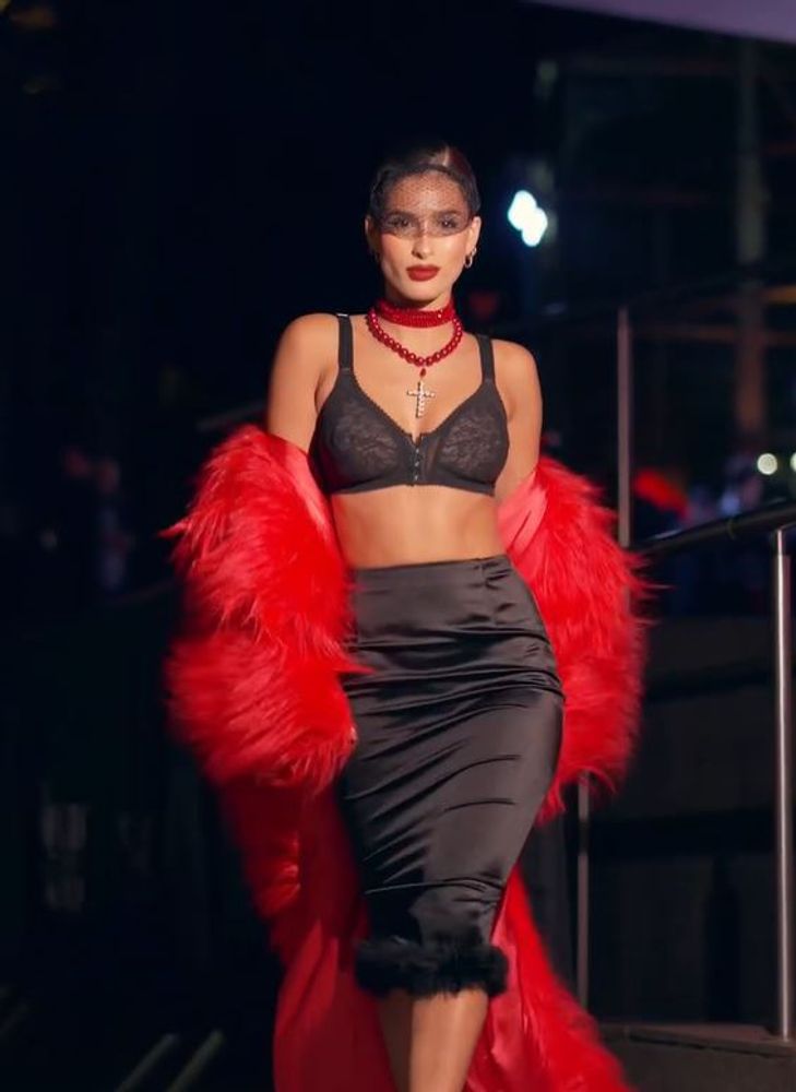 Julieta Poggio sorprendió con un look inspirado en el Diablo se viste a la moda y desbloqueó una nueva tendencia