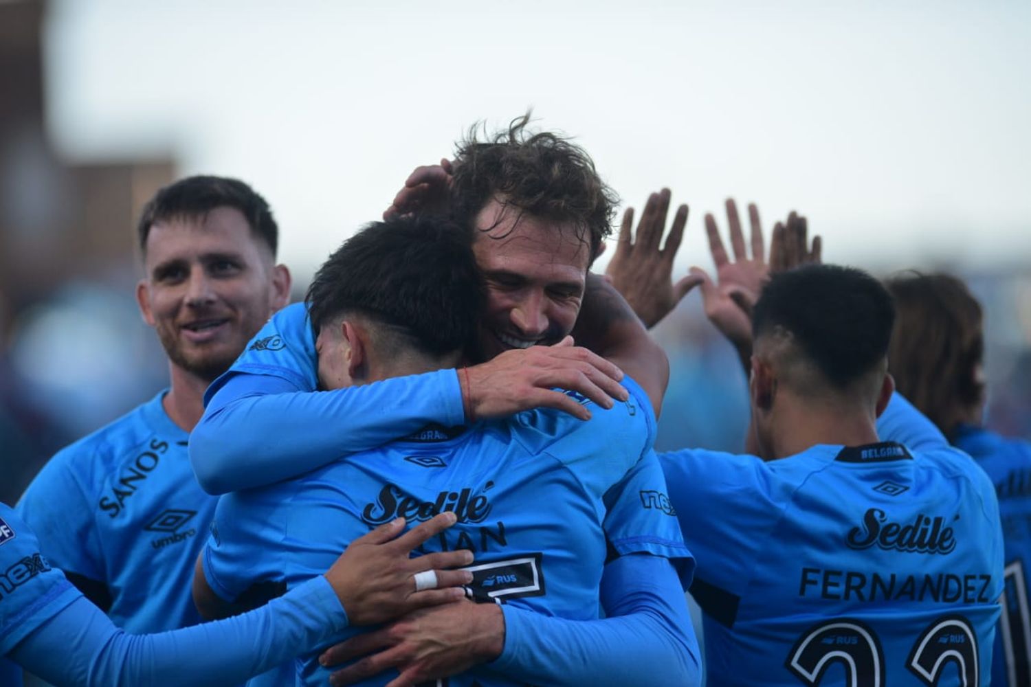 Franco Vázquez (37 años) y el abrazo a Ramiro Tulián (18). Dos generaciones de talento en Belgrano.