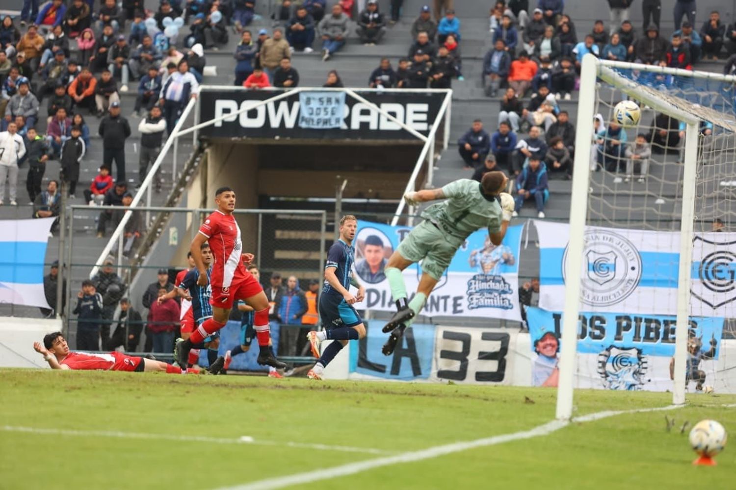 Marcelo Eggel sorprendió de entrada y marcó un golazo para el “Botellero” que silenció al estadio a los cinco minutos del primer tiempo.