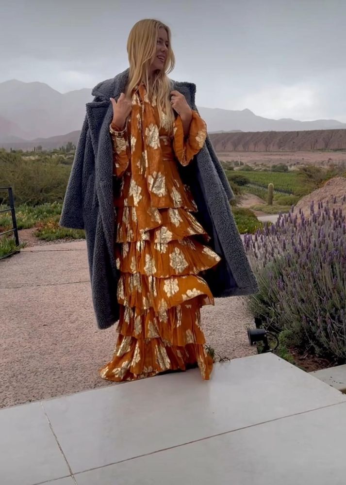 Nicole Neumann arrasó con un look boho chic y marcó tendencia con el abrigo del otoño