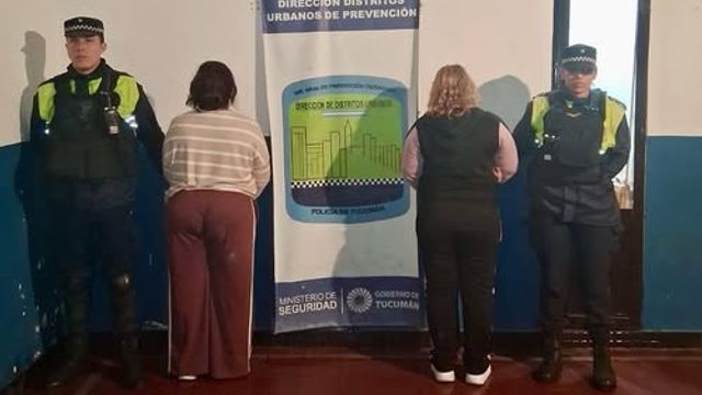 Las mujeres, de 55 y 47 años, fueron aprehendidas por presunta resistencia a la autoridad.