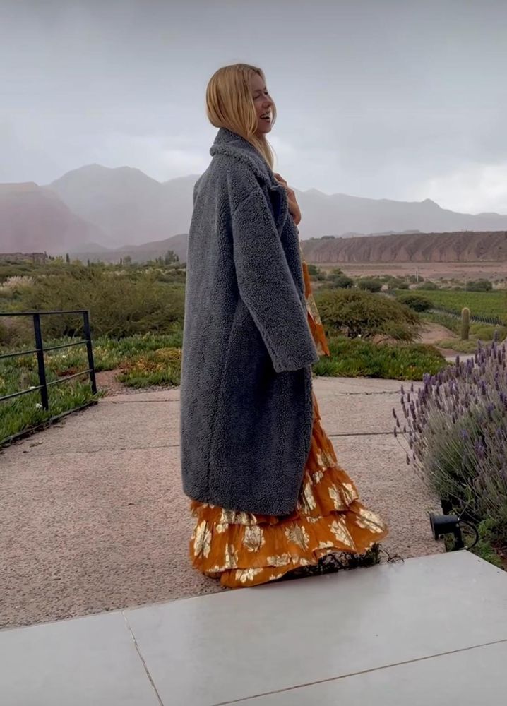 Nicole Neumann arrasó con un look boho chic y marcó tendencia con el abrigo del otoño