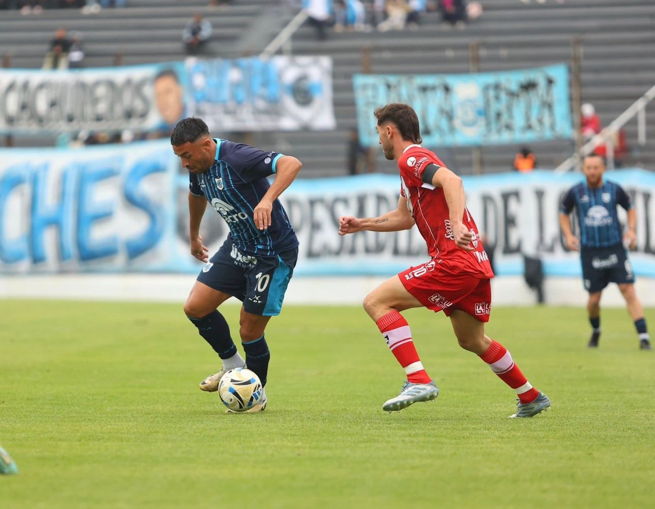 Gimnasia tuvo las mejores oportunidades a lo largo del encuentro, pero batalló con el marcador en contra prácticamente desde el vestuario y fortuitamente cosechó un empate este domingo.