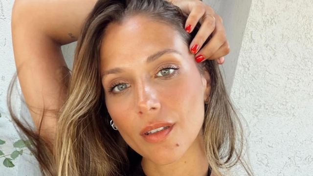Barbie Vélez brilló en la Mesaza con un look total white de corte sastrero y dio cátedra de estilo