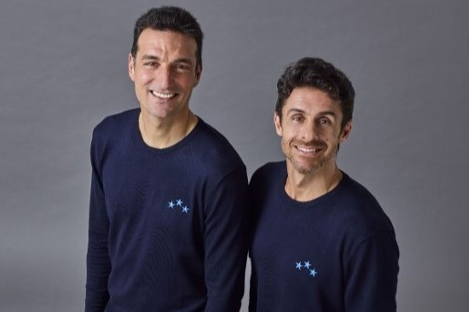 El director técnico de la Selección Argentina, Lionel Scaloni, y su colaborador Pablo Aymar, participaron en el nuevo comercial de Banco Macro, presentado a pocos días del comienzo de la Copa Mundial de la FIFA 2026.