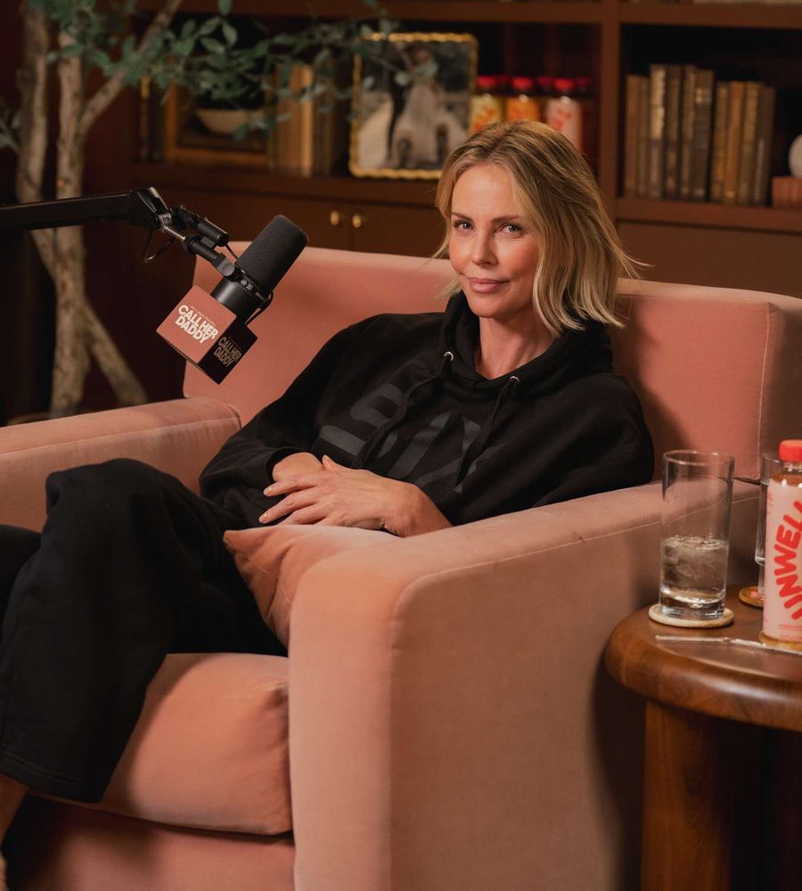 A sus 50 años, Charlize Theron reivindica una vida sin ataduras ni mandatos tradicionales.
