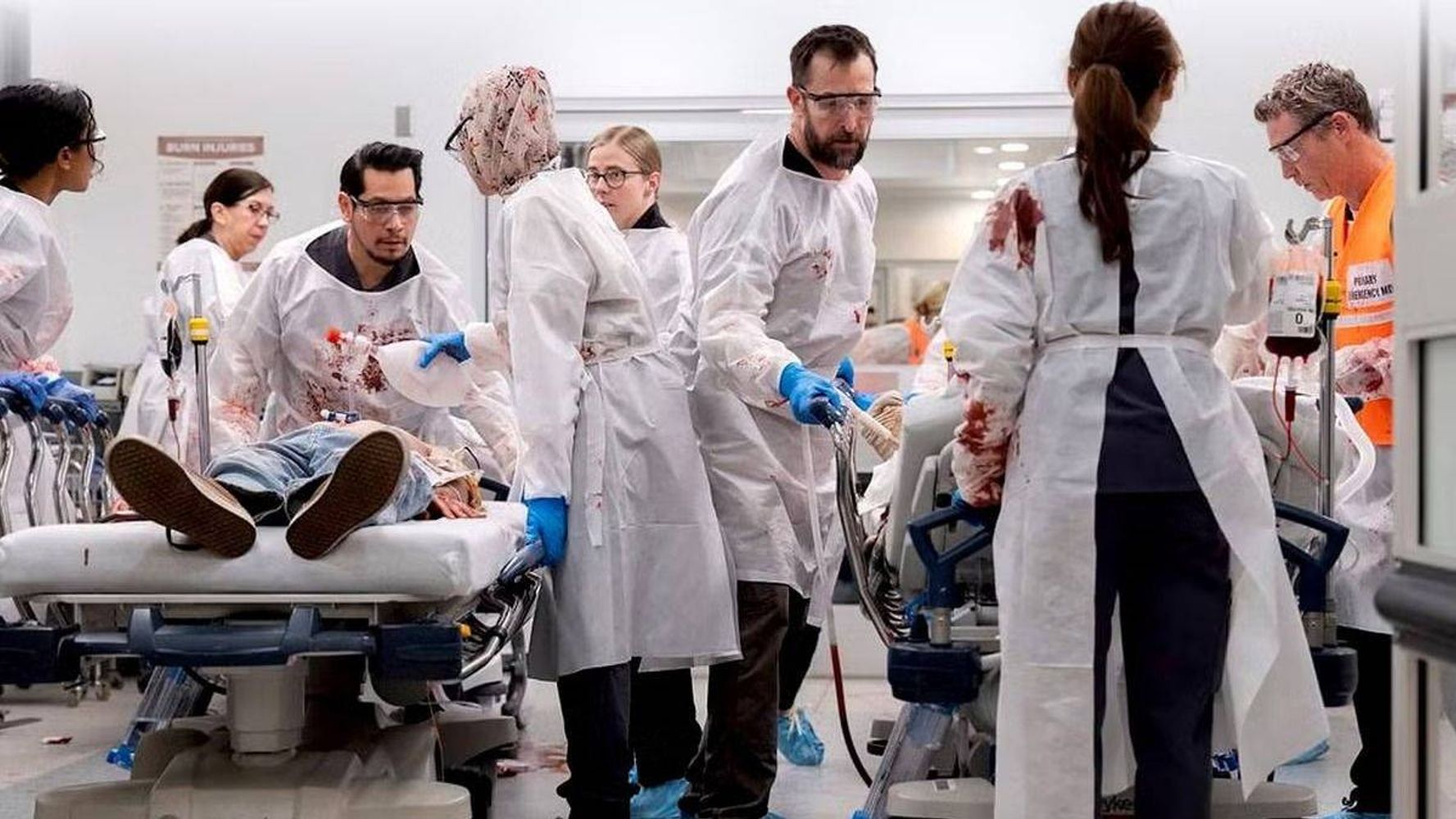 El equipo médico de The Pitt enfrentando una jornada crítica en el caótico servicio de emergencias de Pittsburgh.