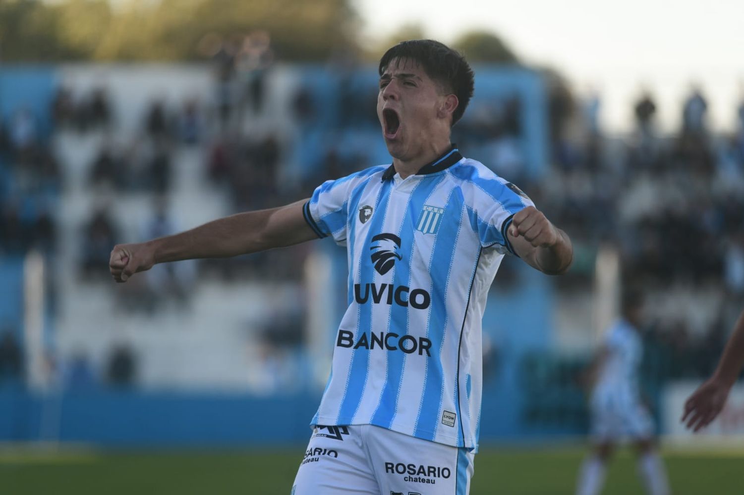 A Racing le pasó de todo en Nueva Italia, y rescató un punto agónicamente.