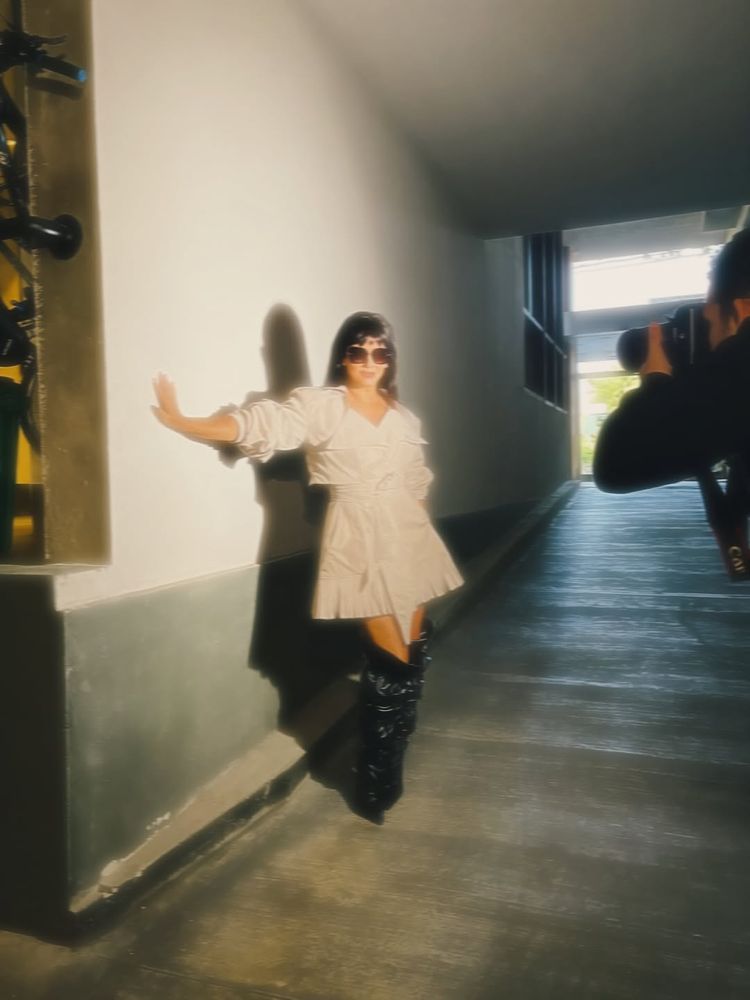 Griselda Siciliani eligió el estilo "Vicky de Envidiosa" y arrasó con un vestido en tono camel y botas negras