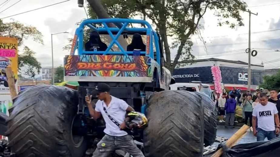 Tres muertos y 40 heridos en una exhibición: una Monster Truck arrolló a una multitud
