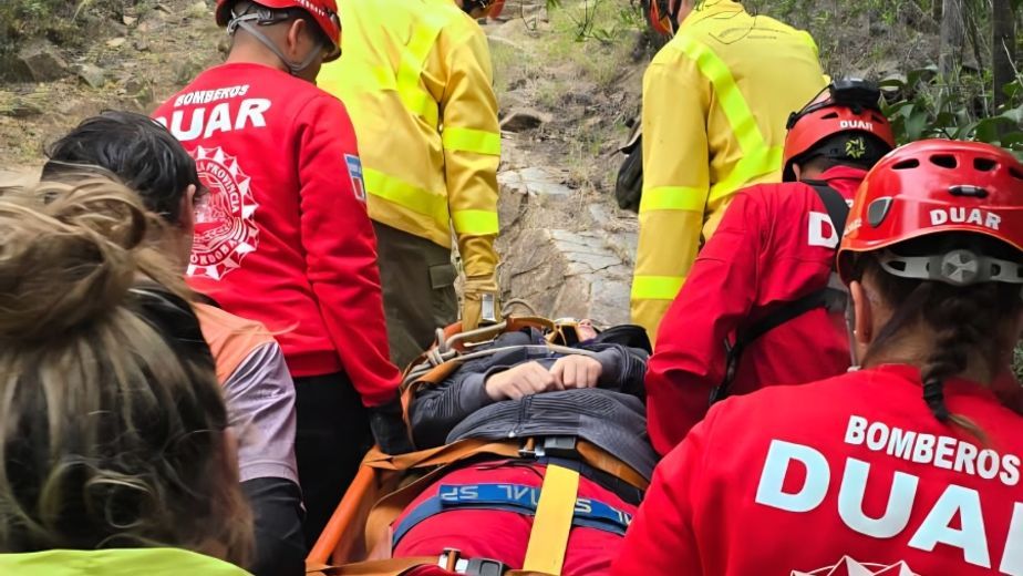 Un joven sufrió una caída y debió ser rescatado en el Cerro de la Cruz