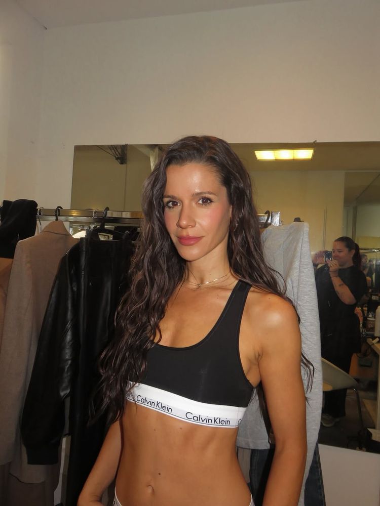 Violeta Urtizberea mostró el backstage de una producción de fotos y arrasó con un look ultra llamativo