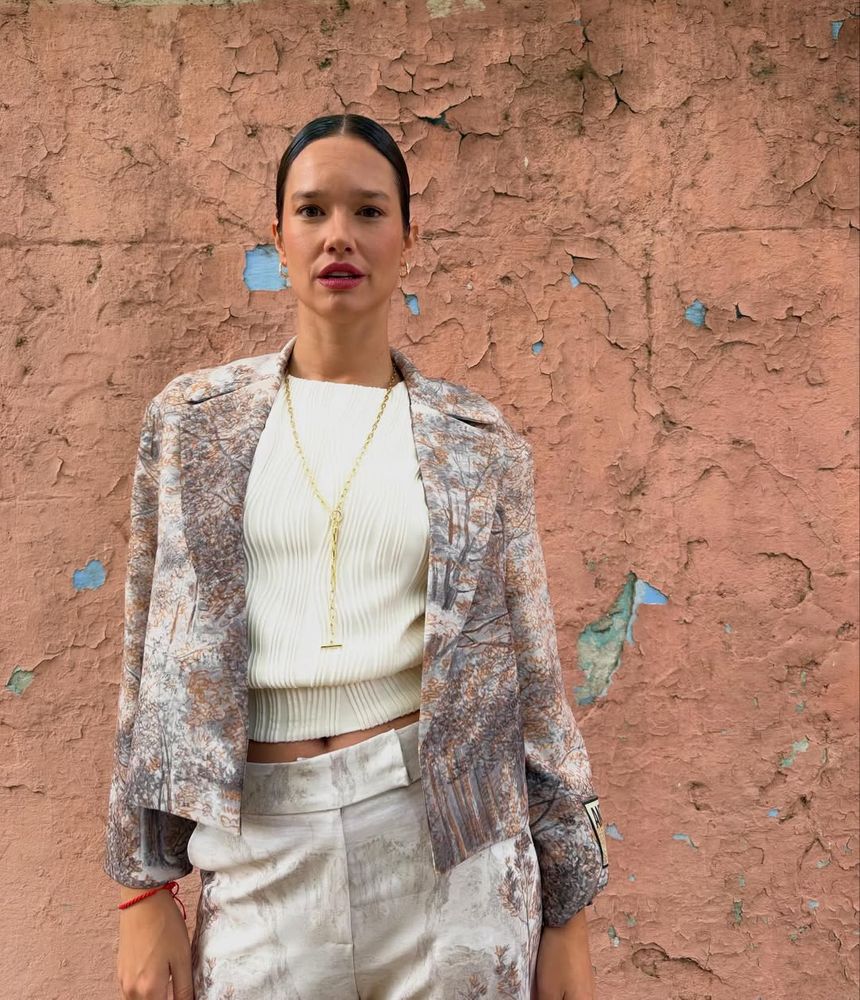 Manu Viale apostó por un look sastrero en tendencia con un estampado muy llamativo y dio cátedra de estilo
