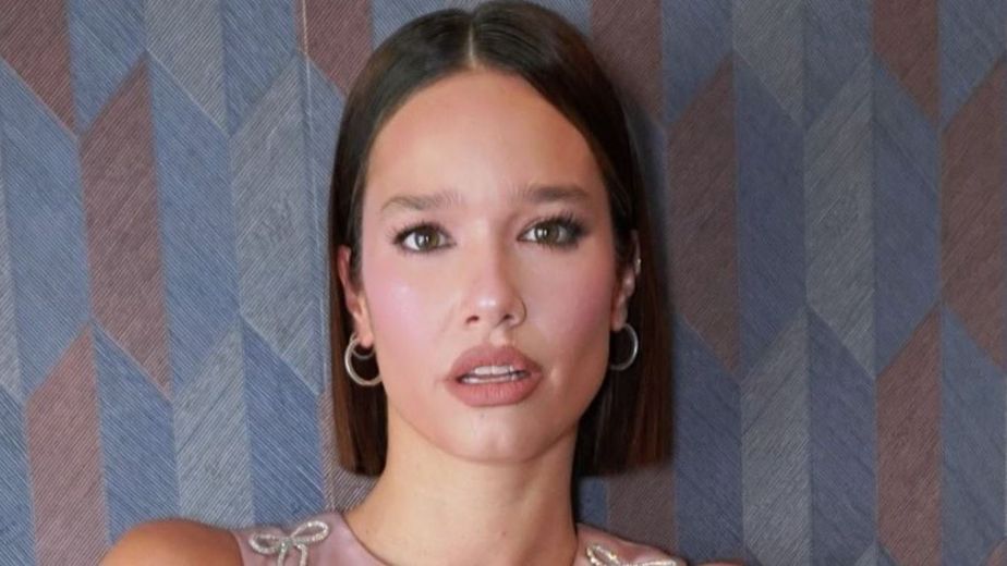 Manu Viale apostó por los colores en tendencia y dio cátedra de estilo con un look sastrero estampado