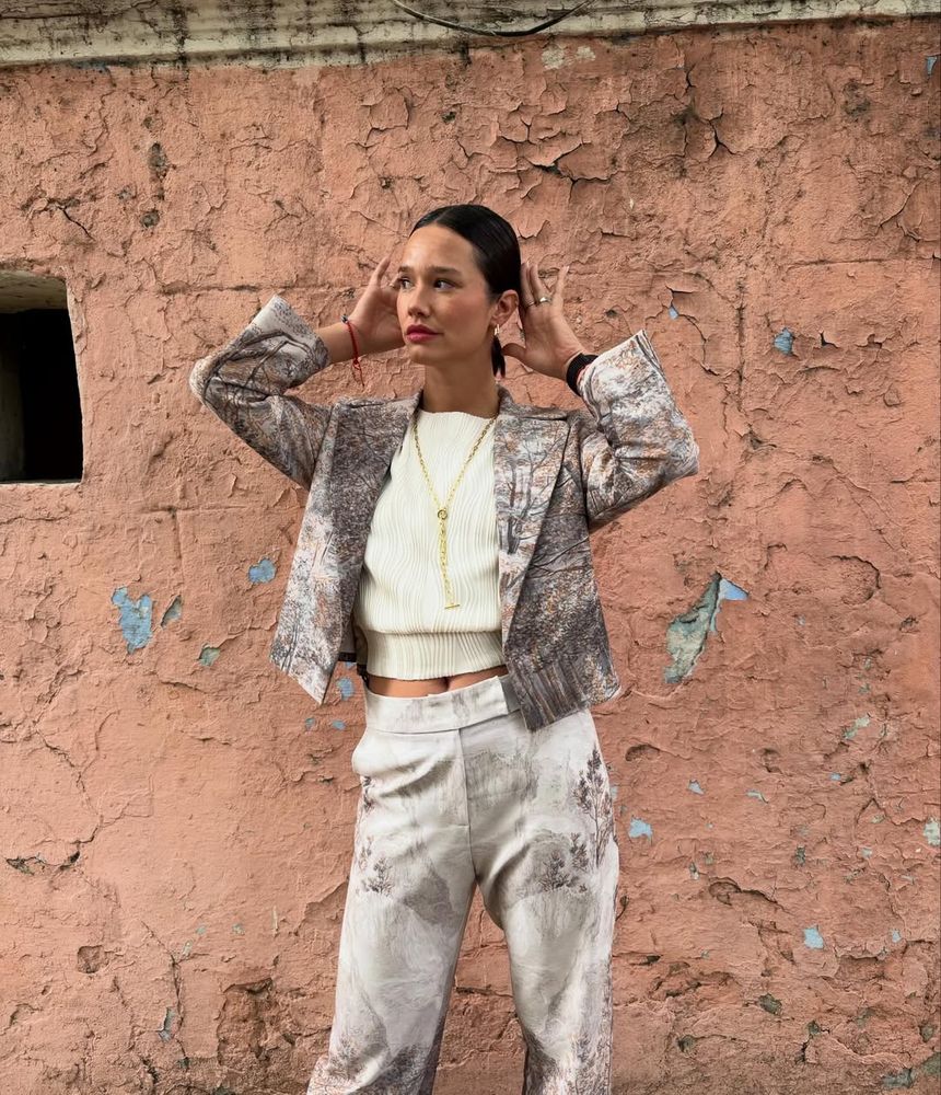 Manu Viale apostó por un look sastrero en tendencia con un estampado muy llamativo y dio cátedra de estilo
