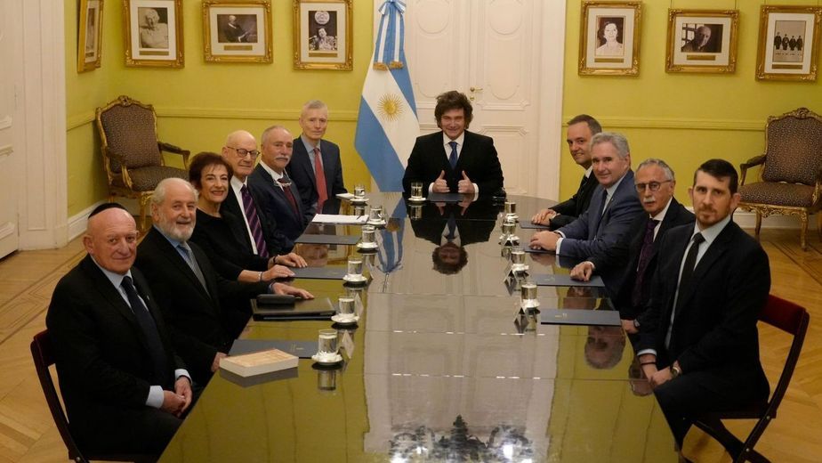 Milei sostiene a Adorni pese al avance judicial y la oposición no logra articular una ofensiva
