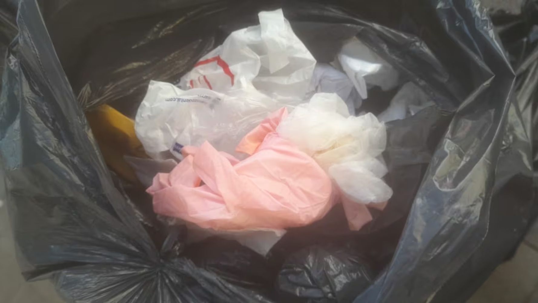 Encontraron jeringas, algodones, barbijos, guantes usados, envoltorios, cofias y cobertores de camillas.