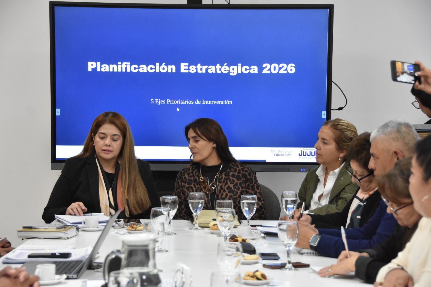 La ministra Teseira (al centro) propuso realizar la reunión en la Legislatura para presentar a todo su equipo y dar a conocer la visión de gestión y las líneas prioritarias de trabajo para este año.