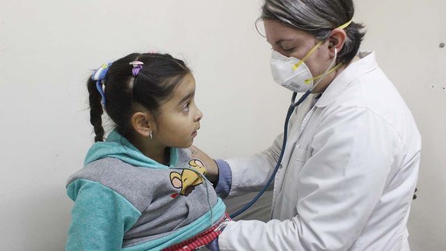 Tres tráilers brindan controles clínicos, pediatría, fichas médicas escolares y seguimiento de enfermedades crónicas.