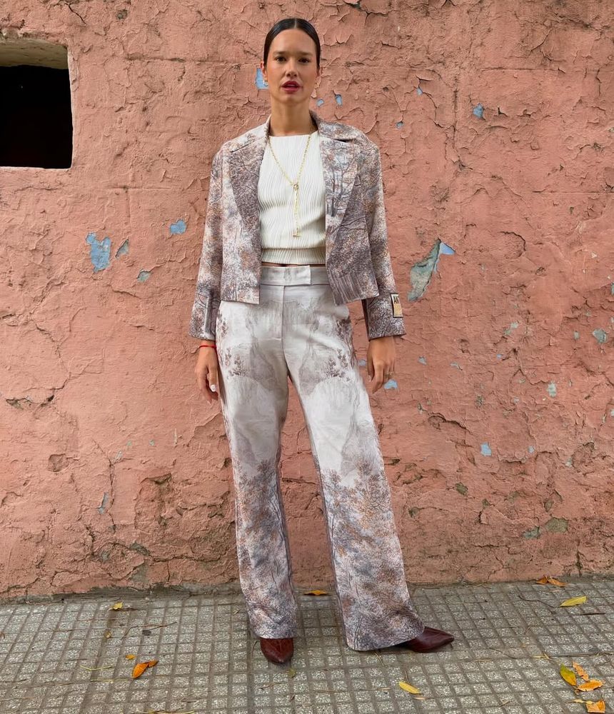 Manu Viale apostó por un look sastrero en tendencia con un estampado muy llamativo y dio cátedra de estilo