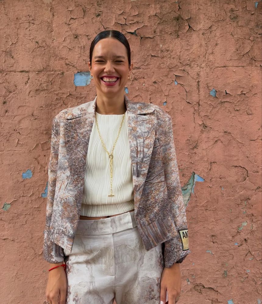 Manu Viale apostó por un look sastrero en tendencia con un estampado muy llamativo y dio cátedra de estilo